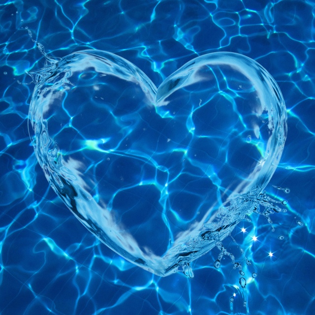 Herzform aus Wasser auf der Oberfläche eines blau schimmernden Schwimmbeckens