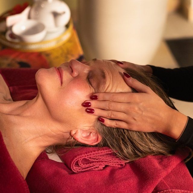 Gesicht und Kopf einer Person während einer Massage